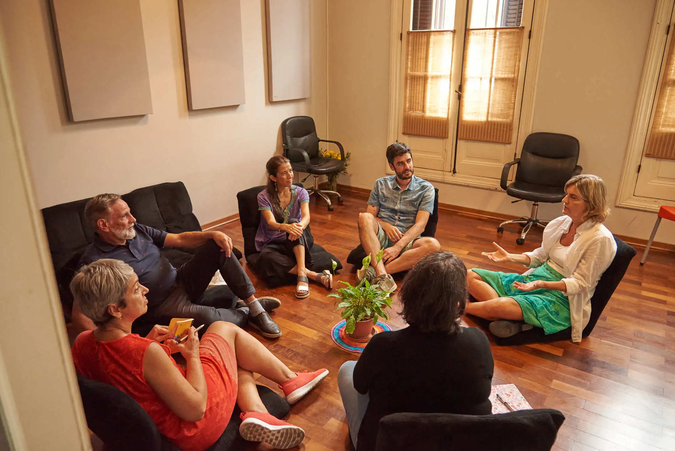 grupo de personas reunidas